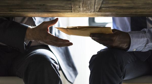 directorul unei intreprinderi de aparare din mykolaiv a fost informat ca este suspectat de delapidare a peste 45 000 de euro