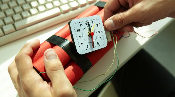 un barbat din fetesti a murit in timp ce incerca sa realizeze o bomba ce au descoperit anchetatorii in casa lui