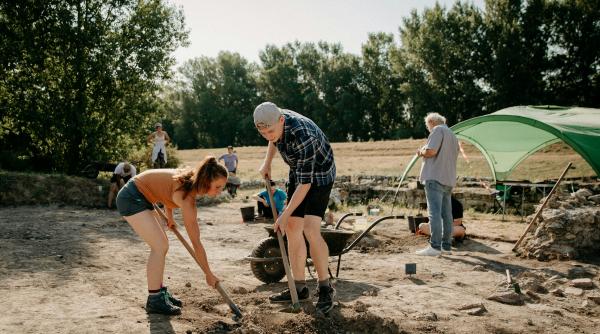 descoperire remarcabila in centrul romaniei arheologii au gasit o figurina avimorfa si un catel de vatra foto in articol
