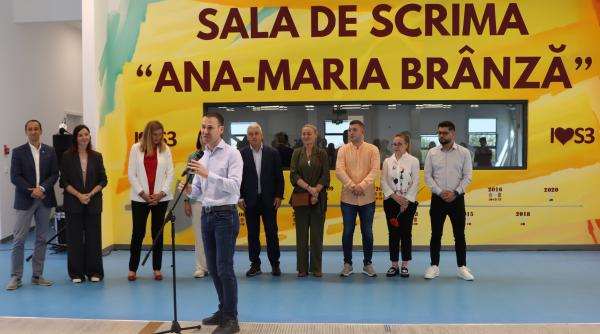 robert negoita primarul sectorului 3 a inaugurat astazi 31 mai prima sala de scrima construita in romania in ultimii 40 de ani