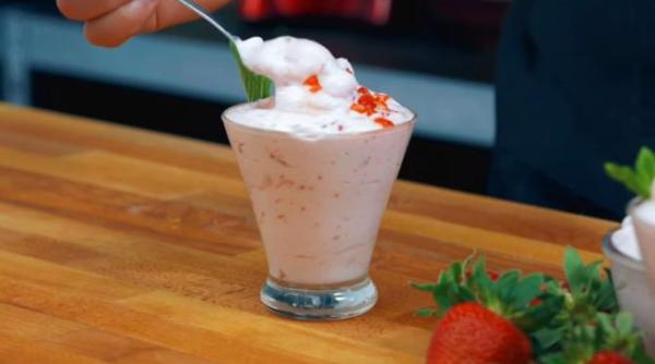 spuma de capsuni desertul usor de sezon