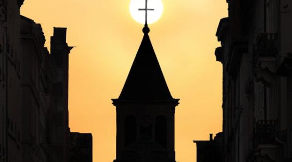 ce biserica a fost construita in apropierea marii pe un cartier din antichitate si un cimitir turcesc deasupra fusese amenajata o gradina