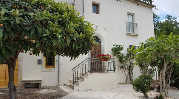 incredibil cat costa o ferma in italia renovata cu patru dormitoare si 5000 de mp irigati complet foto