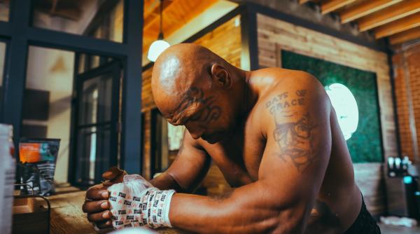 mike tyson si a amanat mult asteptatul meci de box cu jake paul