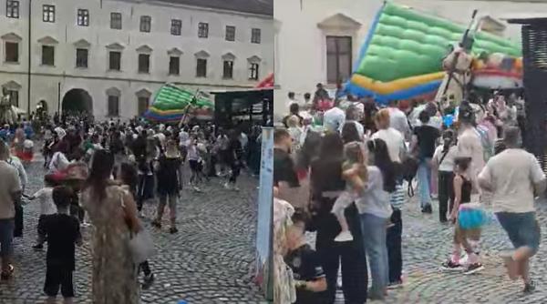 vijelia a stricat ziua copilului la oradea vantul a rasturnat doua tobogane gonflabile iar mai multi micuti au fost raniti video