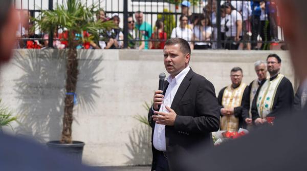 elevii din moroeni dambovita in scoala noua de ziua copilului