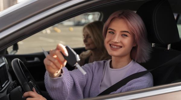 in dreapta o persoana total neinstruita titi aur mesaj dur pentru insotitorii soferilor de 17 ani chiar si soferii cu experienta de la noi sunt neinstruiti si stim asta