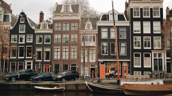 viata de vis a romanilor plecati in olanda in urma cu 15 ani ne permiteam si 2 3 vacante pe an cu chirie si doi copii astazi salariile au ramas la fel costul exorbitant al unei chirii