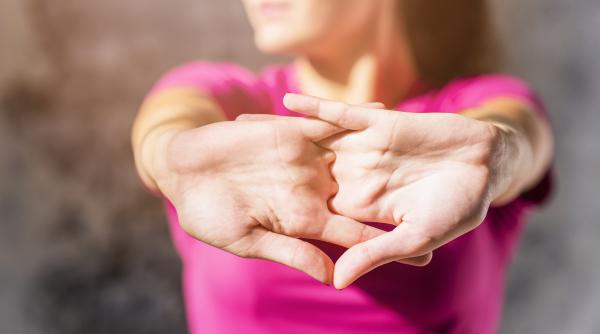 trosnitul degetelor o poveste cu gaze bule si articulatii