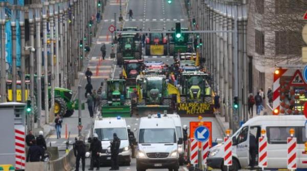 fermierii au luat din nou cu asalt bruxelles ul sute de tractoare in capitala ue video