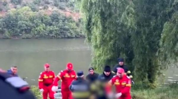 un camion s a prabusit in dunare de pe un pod corpul soferului a fost descoperit de scafandri dupa ore de cautari