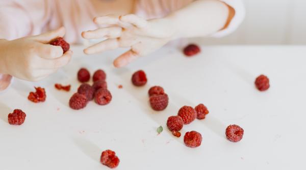 cum scoti petele de zmeura de pe haine