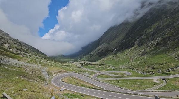 se redeschide transfagarasanul inclusiv in zona montana avertisment pentru turisti anul acesta a crescut numarul ursilor de pe partea carosabila