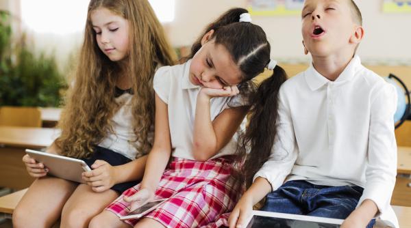 telefoane off creiere on ce tara vrea sa interzica telefoanele in scoli