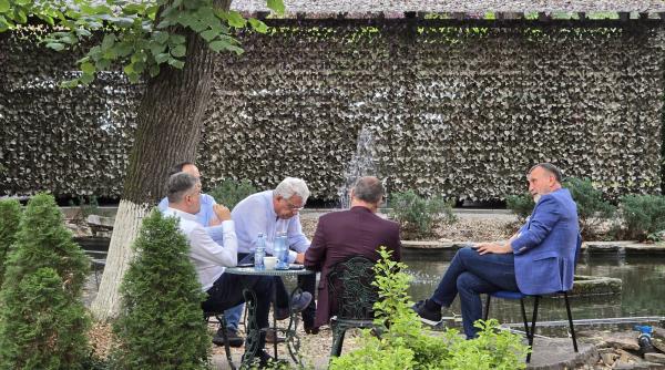 discutii tainice la masuta de la sediul psd cum au fost surprinsi ciolacu tudose caciu si stanescu in seara alegerilor foto in articol