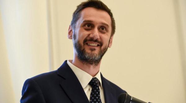 mario de mezzo pus la zid de presa locala din slatina in ziua alegerilor pentru ca a utilizat telefonul in timp ce conducea video