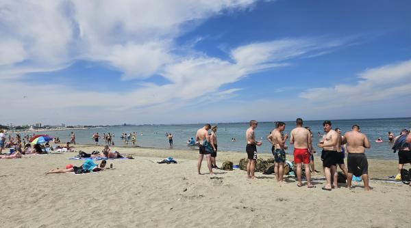 plajele aglomerate in ziua alegerilor pe malul marii discutiile politice par sa fie lasate deoparte foto video