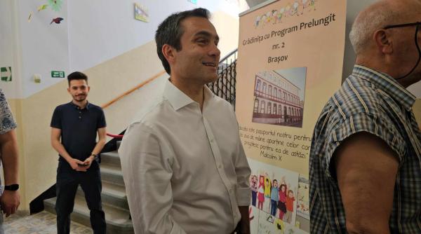 primarul brasovului allen coliban sta la coada pentru a vota nu deranjez stau la coada au mai fost care s au bagat in fata si nu au terminat bine foto