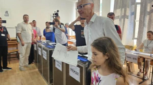 stelian ion candidatul adu la primaria constanta incident pe holurile sectiei de votare a fost luat la rost de personalul supraveghetor