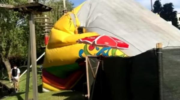 trei copiii mici si o femeie raniti dupa ce vantul a rasturnat toboganul gonflabil in brasov