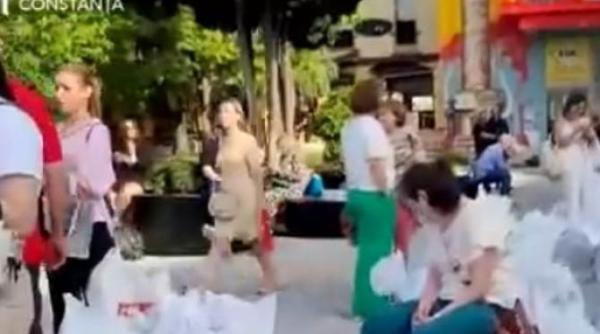 cozi uriase la birourile electorale pentru depunerea sacilor cu voturi la sectoarele 1 si 2 se sta de mai bine de 30 de ore au intervenit ambulantele foto in articol