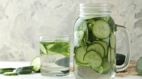 de ce e bine sa bei apa cu castravete iata cum prepari licoarea magica datatoare de viata