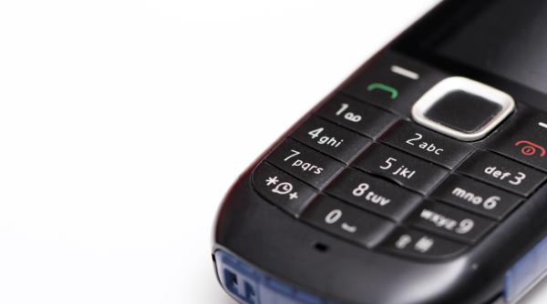 sfarsitul unei ere de ce renunta tot mai multi oameni la smartphone uri in favoarea telefoanelor cu butoane