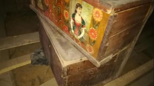 pretul incredibil la care se vinde o lada de zestre pictata manual veche de aproape 200 de ani