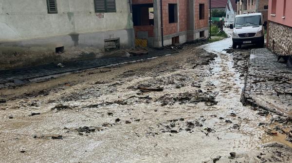 vremea extrema a facut ravagii in tara drum blocat de o alunecare de teren masini avariate si case inundate