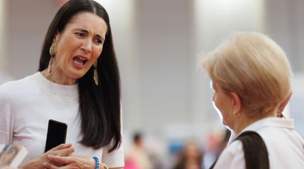 clotilde armand o noua iesire nervoasa le a cerut jurnalistilor sa si dea demisia insistati toata ziua cu sobolanii