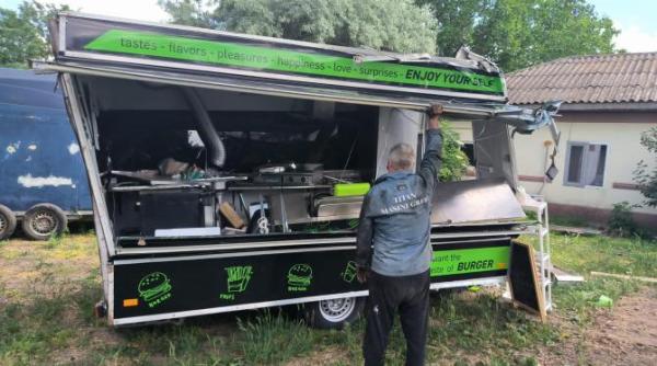 in bucuresti plantam stalpisori dar nu toaletam copacii afacere distrusa pagube de circa 20 000 de euro produse de un arbore peste tot numai usi inchise si numai incompetenti foto video