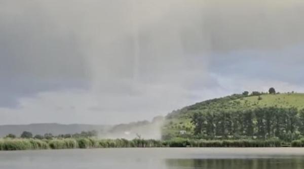 tornada pe lacul martinesti din cluj imaginile care au facut inconjurul tarii video in articol