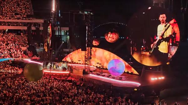 coldplay in romania am vrut sa facem ca pink floyd la venetia dar ne a iesit altceva s a lasat cu huoo si mars ma acasa de ce babasha al nostru n o sa fie niciodata ca igor ul lor