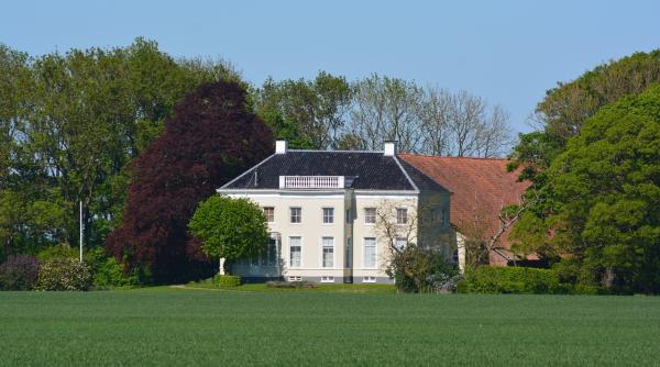 politicienii care vor putea locui absolut gratuit in vilele rapps pe banii nostri