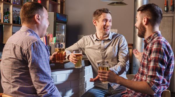 reactia unui patron de bar dupa ce sase turisti au baut 27 de beri la micul dejun si au fugit fara sa plateasca de data aceasta e din partea mea