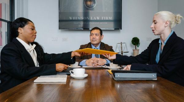 vremea pliculetelor galbene livrate de servicii magistratilor avocat informatiile cantareau foarte greu in balanta pe care trebuie sa o aiba judecatorul in vedere video