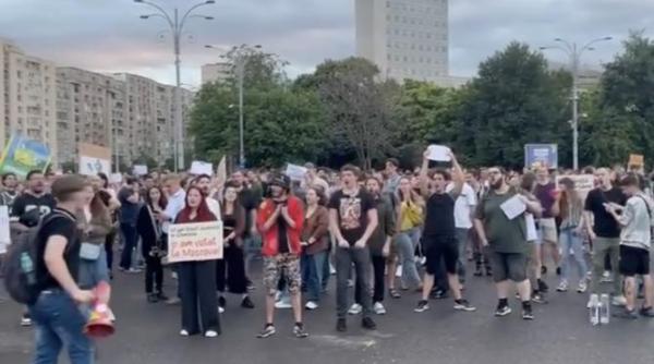 a doua zi de proteste in piata victoriei usr si sustinatorii lor nu accepta infrangerea lui armand si mihaiu cer renumararea voturilor