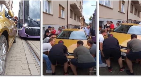 mai multi oameni au mutat cu palmele goale o masina parcata pe linia de tramvai video