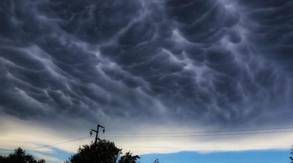 norii mammatus fenomen unic in romania unde au aparut buzunare in ceruri dupa furtunile de joi