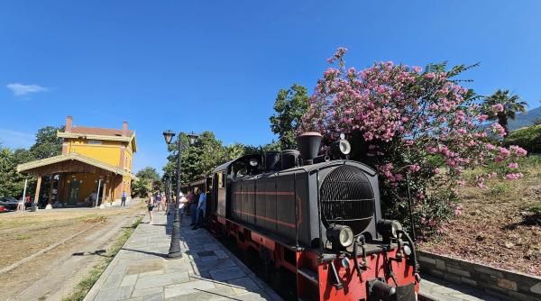 si grecii au mocanita lor unde te poti plimba cu ea si cat te costa o calatorie dus intors nu trebuie sa ratezi asa ceva