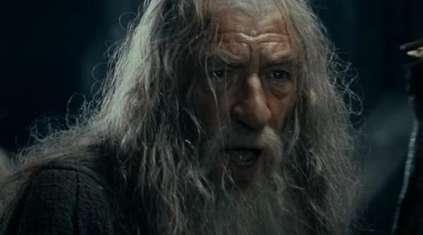 sir ian mckellen actorul personajului gandalf bine dispus dupa ce a cazut de pe scena