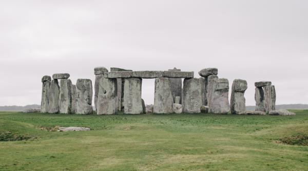 cum salveaza planeta activistii climatici au stropit monumentul stonehenge cu vopsea portocalie video