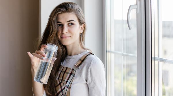 patru semne ca beti prea multa apa care este cantitatea recomandata si ce riscati la o supradozare