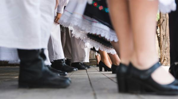 libanezii impresionati de frumusetea costumului popular romanesc cheaito toata lumea a fost uimita si profund impresionata video