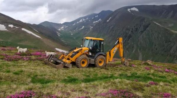 muntii fagaras distrusi pe o distanta de 500 de metri un proprietar de stana si a croit drum catre locatie foto in articol