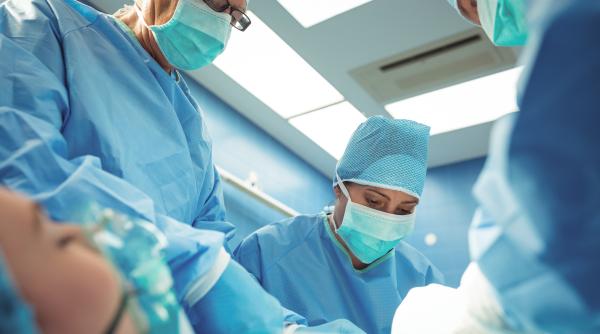 operat din razbunare tanar de 20 de ani pacalit de doctori ca ar fi grav bolnav i s a facut schimbare de sex