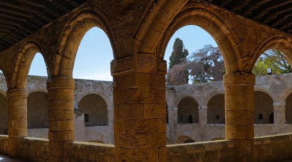 ce este ordinul suveran de malta statul fara teritoriu am cucerit rodos si ne am mutat acolo ambasadorul musneci in 1530 suleyman magnificul ne a dat afara