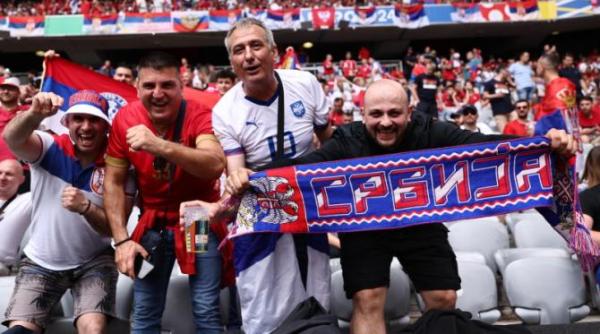 suporterii sarbi comportament tot mai rusinos la 2024 un calator de culoare a fost scos din tren si scuipat de 8 ultrasi