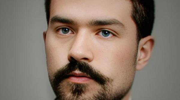 tanarul chipes din aceasta fotografie restaurata a ajuns un artist de renume mondial romania se mandreste cu opera sa imgine completa in articol