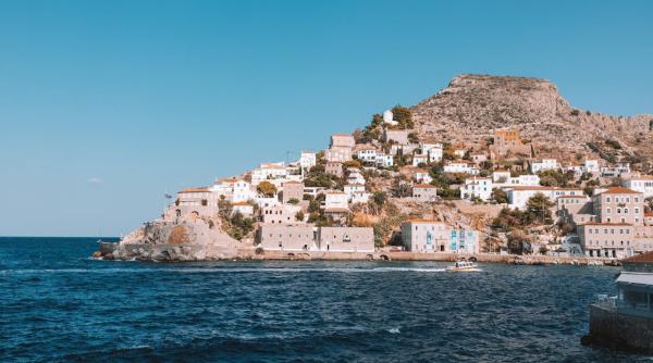 furie in grecia incendiu vineri noapte dupa ce au dat cu artificii de pe un iaht privat suntem indignati